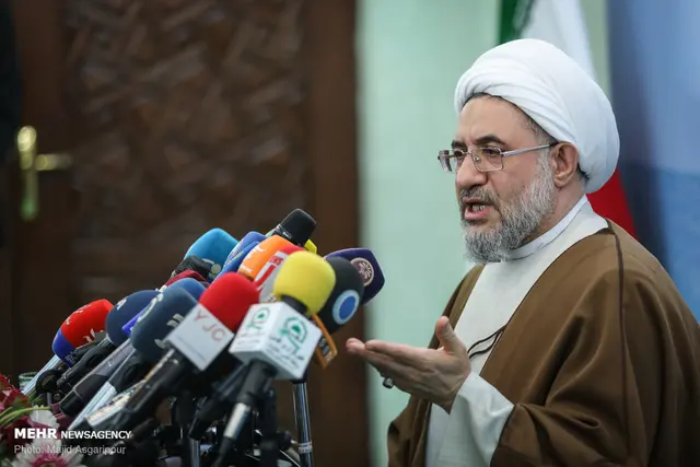 نمی‌توان از حمایت مظلومان گفت و در جشن ظالمان شرکت کرد