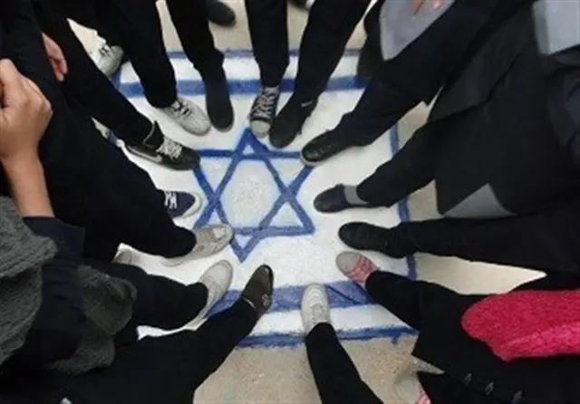 ببینید|رپرکلمبیایی پرچم اسرائیل را لگدمال کرد وشعار آزادی فلسطین سرداد