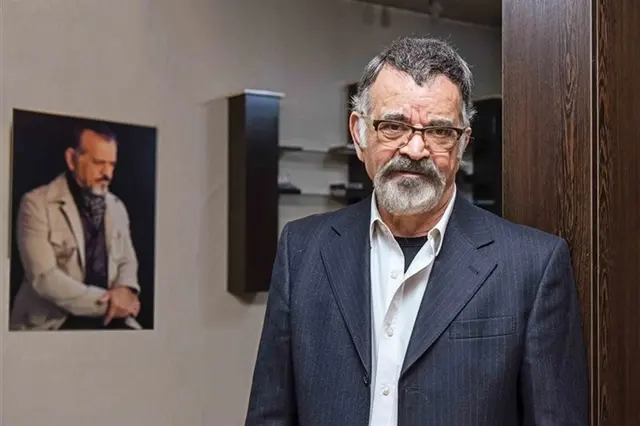 زنگ می‌زنند بپرسند مُرده‌ام یا نه!/ من زنده‌ام