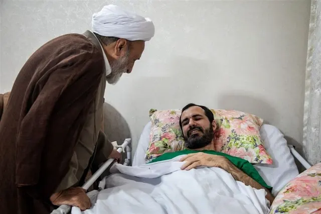 دیدار اعضای دفتر حفظ و نشر آثار رهبر شهید با جانباز جنگ رمضان