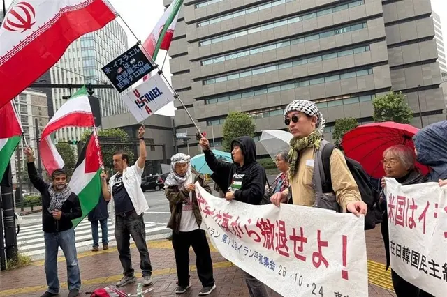 ﺗﺠﻤﻊ مخالفان جنگ علیه ایران ﻣﻘﺎﺑﻞ ﺳﻔﺎﺭﺕ ﺁﻣﺮﯾﮑﺎ ﺩﺭ ﺗوکیو