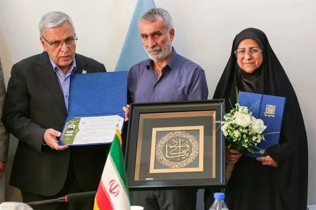مدرک دانش‌آموختگی شهیده نرجس شیخ‌پور شیرازی به خانواده‌اش اعطا شد