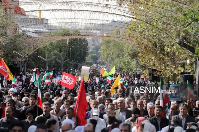 سنندج یکپارچه «جانفدا» شد؛ شیعه و سنی در میدان دفاع از انقلاب+فیلم